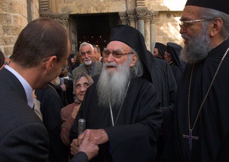 Grčka vlada zatražila podizanje optužnice za dva svećenika koji su na Uskrs unatoč zabranama dijelili pričest