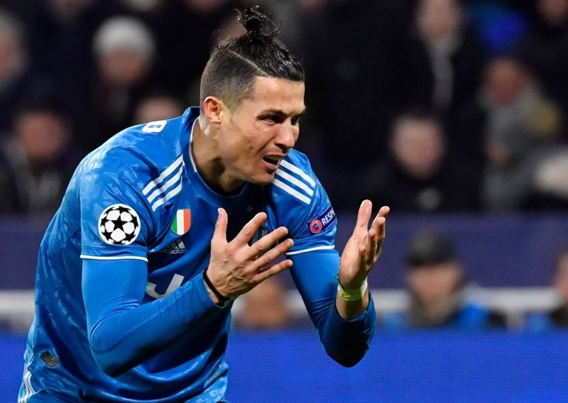Cristiano Ronaldo se neće vratiti u Torino; njegovi su suigrači u izolaciji, a on na drugom kraju Europe