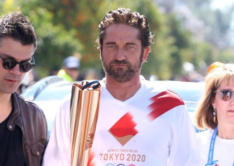 Gerard Butler ne boji se koronavirusa: U Grčkoj ponosno prošetao s olimpijskom bakljom u ruci