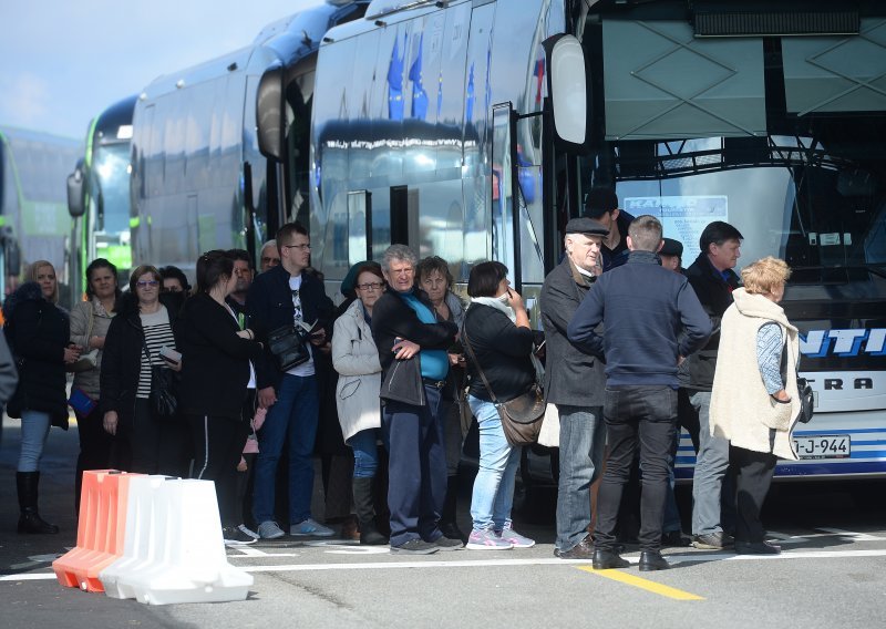 Stotinjak Ukrajinaca blokirano dva dana u autobusu na talijansko-slovenskoj granici