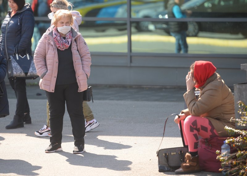 U javnoj upravi stranke moraju držati udaljene dva metra