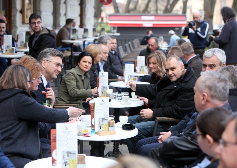 [FOTO] Plenković se družio s članovima stranke u Karlovcu, pozvao HDZ-ovce da iziđu na izbore ali i da se paze koronavirusa