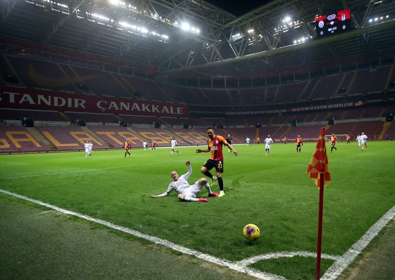 Veliki derbi turskog nogometa na sablasno praznom stadionu; Galatasaray i Bešiktaš bez navijača, bez golova...