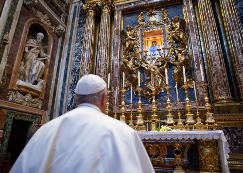 Papa Franjo napustio Vatikan i otišao u baziliku Marije Velike: Pomolio se za kraj pandemije, liječnike i medicinare