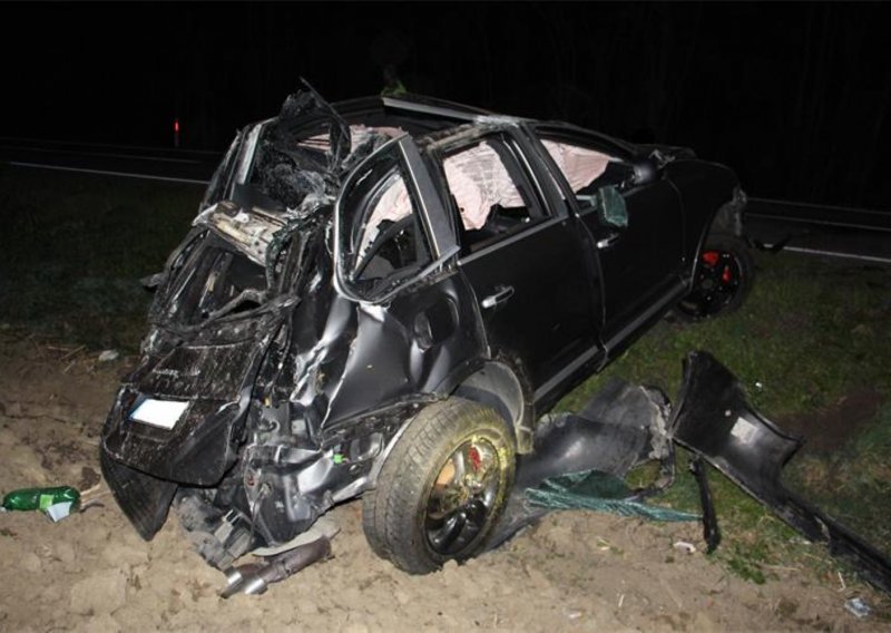 Frontalni sudar i jurnjava mladića Porscheom rezultirali teškim ozljedama nekoliko osoba