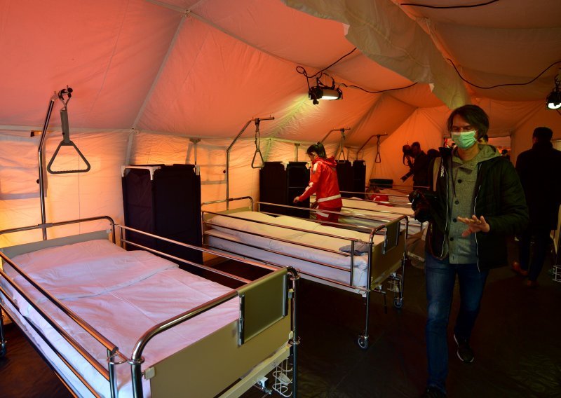 Dovršeno postavljanje mobilne vojne bolnice u Ljubljani