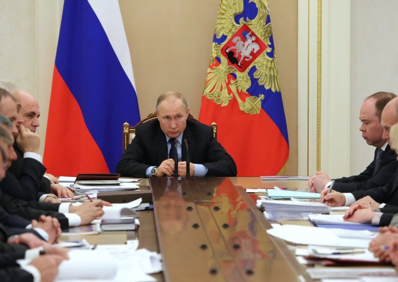 Putin za održavanje referenduma o ustavnim promjenama, usprkos koronavirusu