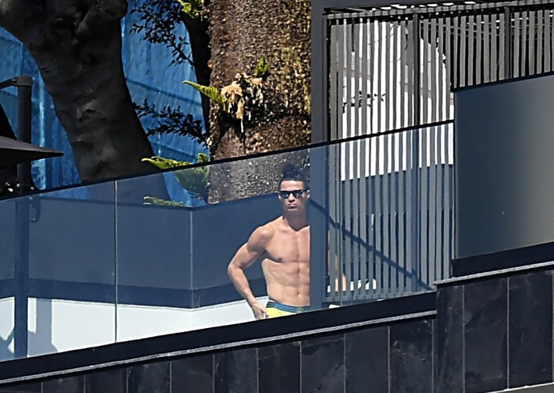 Cristiano Ronaldo se sunča, a njegova Georgina šopingira i privlači poglede