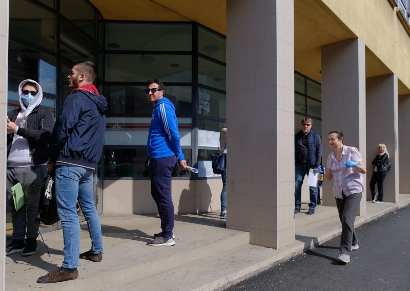 [FOTO] Otpušteni konobari i kuhari masovno se prijavljuju na Zavod za zapošljavanje