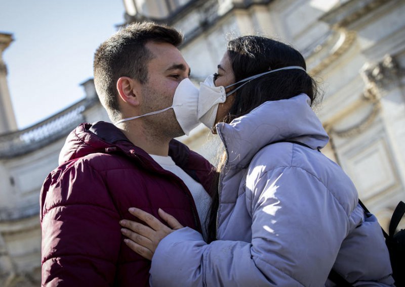 Koronavirus napada i mlade, više no što se mislilo: 'Ako ste mladi, niste neranjivi', upozoravaju liječnici