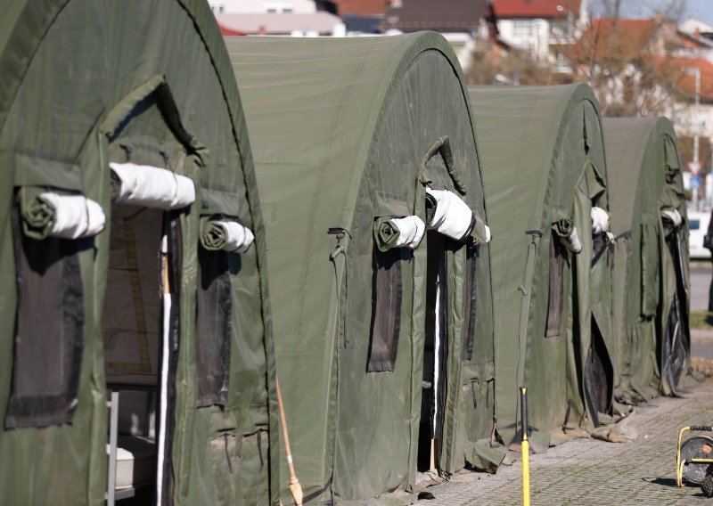 Pripadnici HV grade natkriveni prostor između šatora i KB Dubrava