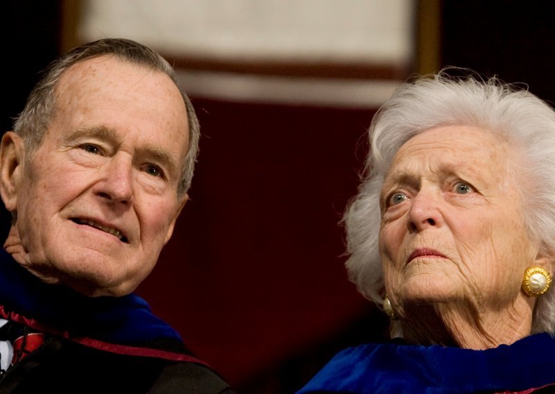 Bush stariji na intenzivnoj, hospitalizirana i Barbara