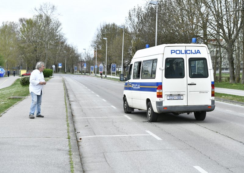 Uvedene stroge mjere ograničavanja zadržavanja na javnim prostorima; policija kruži zagrebačkim Zrinjevcem: Uputite se kućama!