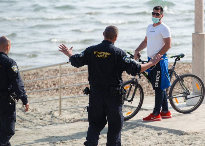 [FOTO] Policija upozorava Splićane da napuste javni prostor i zapute se kućama