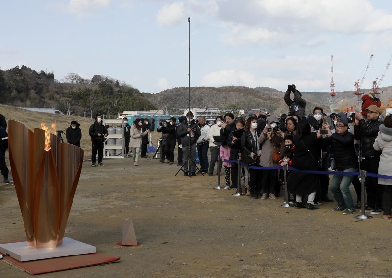 Japanci se ne boje koronavirusa; na tisuće ih došlo pogledati olimpijsku baklju u regiji Miyagi, a neki su čekali satima