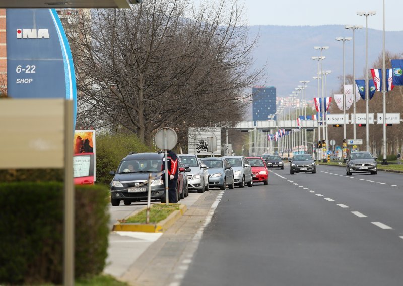 Kolone pred benzinskim pumpama jenjavaju, goriva ima dovoljno