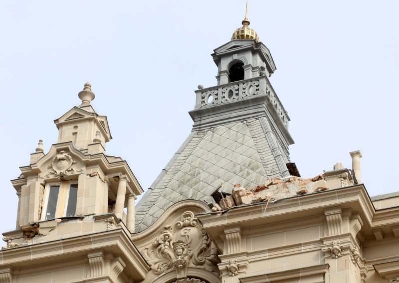 Srušeni tornjevi zgrade Kolmar na Trgu bana Jelačića