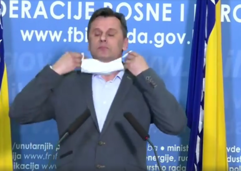 Premijeru Federacije BiH stavljanje maske na lice baš i ne ide