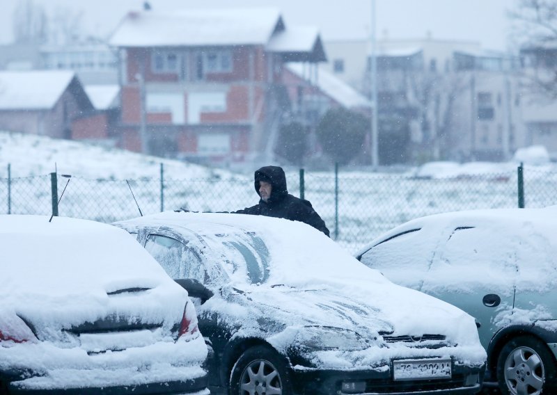 Izdan niz upozorenja za cijelu Hrvatsku, spremite se za 5 do 15 centimetara snijega i orkanske udare bure