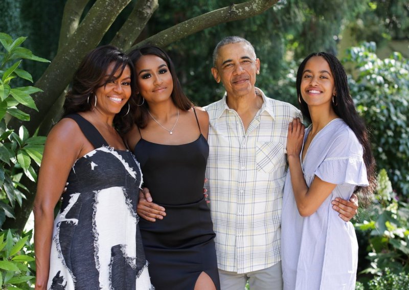 [FOTO] Barack Obama prihvatio dečka kćeri Malije, no jedna stvar mu nikako nije jasna: 'Nevjerojatno je koliko ti dečki jedu'