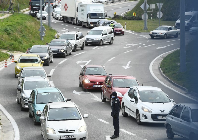 Policijske kontrole zbog zabrane napuštanja mjesta prebivališta izazvale gužve u prometu u Splitu