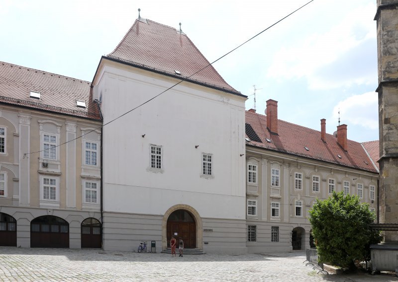 Bozanić i Bandić obišli oštećeni Nadbiskupski dvor