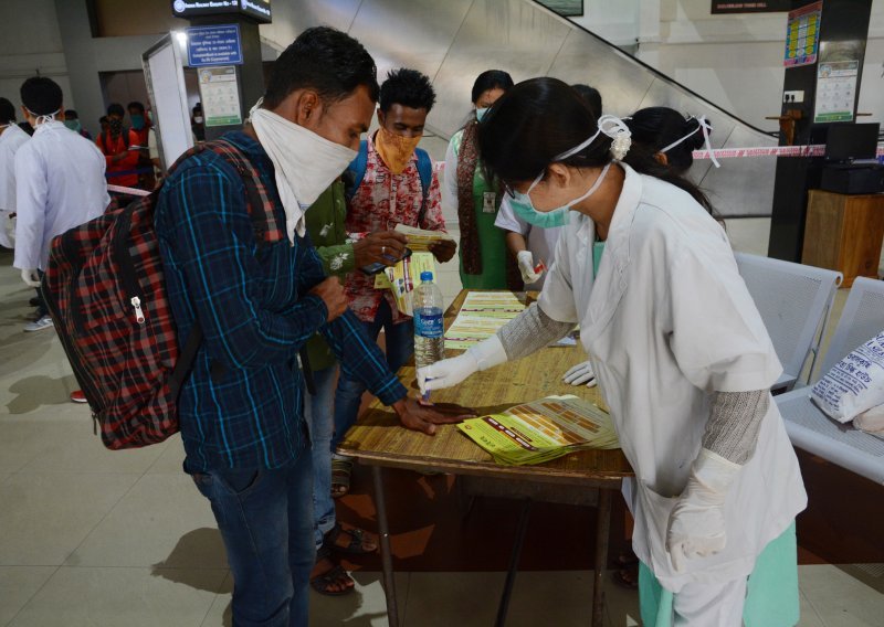 Indijskim liječnicima kabanice i kacige zaštitna oprema protiv koronavirusa