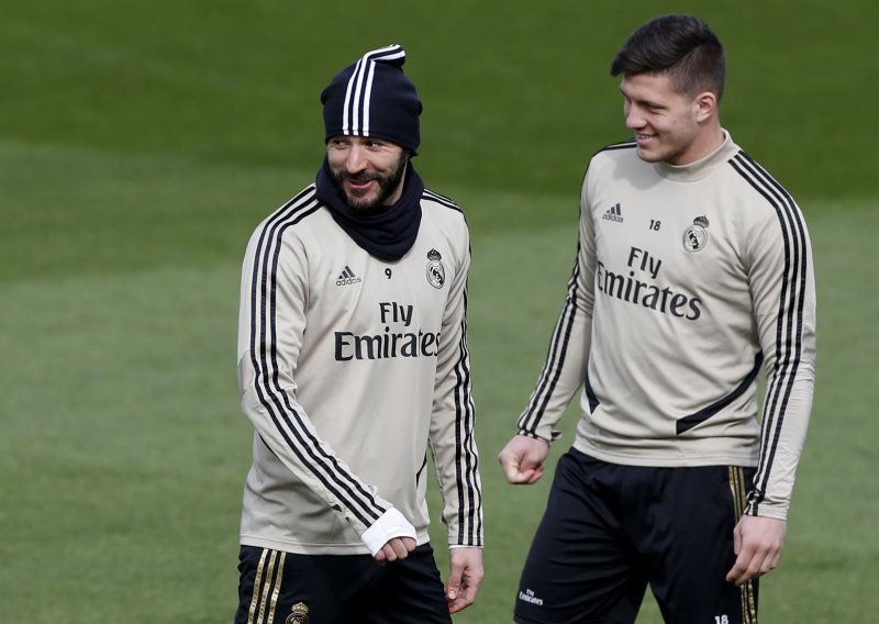 Odbrojani dani Realovom napadačkom dvojcu Benzema - Jović; dolazi igrač budućnosti