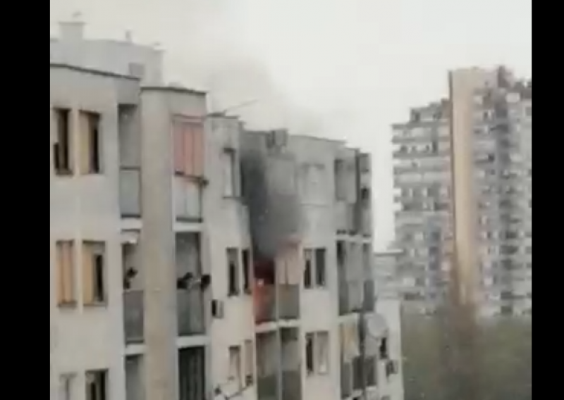 [VIDEO] Vatrogasci ugasili požar u zagrebačkoj Sloboštini, gorio stan u zgradi