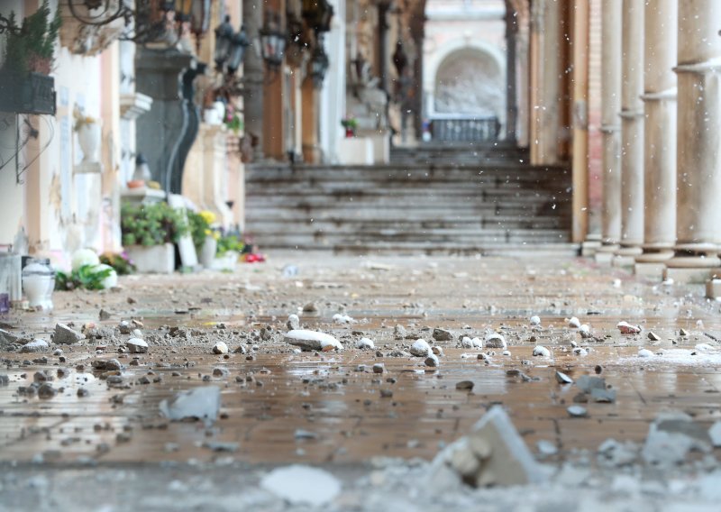 [FOTO] Najveće zagrebačko groblje teško stradalo u potresu: Oštećene arkade, kapelica, čak i grobovi