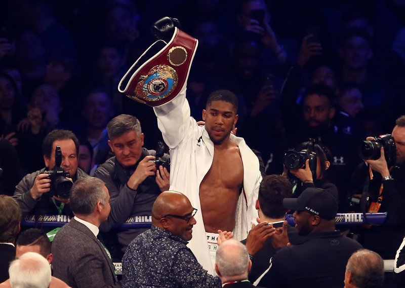 Svjetski boksački prvak Anthony Joshua u samoizolaciji nakon susreta sa princom Charlesom koji je zaražen koronavirusom