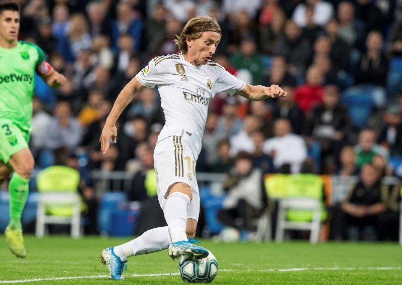 Luka Modrić postao jedna od ključnih briga Real Madrida: Na stolu ima unosnu ponudu bogatog kluba, ali i veliku dilemu