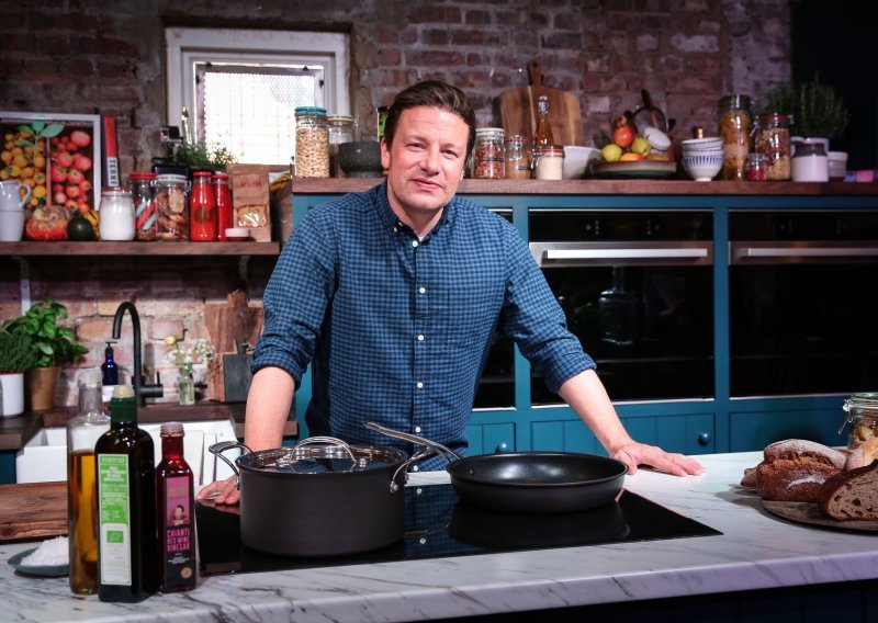 Jamie Oliver otkriva kako u svega nekoliko minuta i sa samo dva sastojka napraviti ukusnu domaću tjesteninu