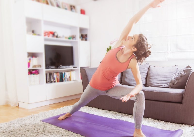Evo zašto je upravo sada pravo vrijeme da počnete vježbati jogu iz topline doma
