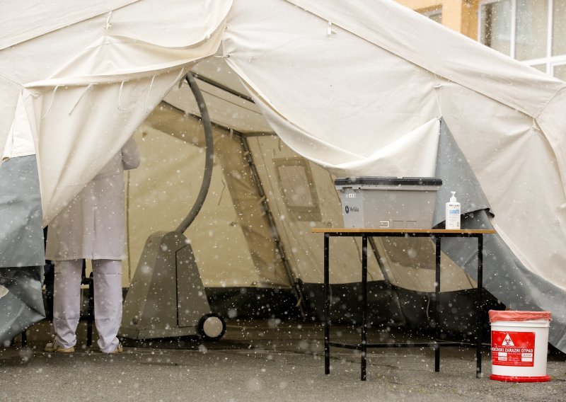 U Karlovcu netko upao u trijažni šator i fotografirao osobe koje su stigle na testiranje na koronavirus