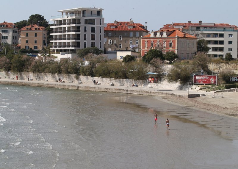 Na Bačvicama privedene dvije žene i muškarac, odbili se razići i pozivali druge da im se pridruže