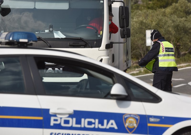 Vozač teretnjaka krivotvorio propusnicu za suvozača; policija ga uhvatila kod Pitomače