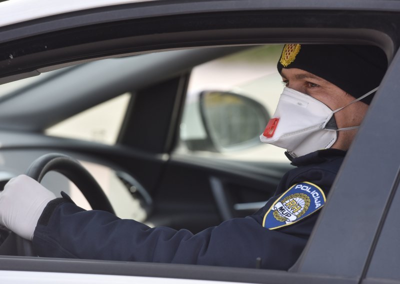 Sindikat policije nakon incidenta na Bačvicama: Prepirke s policajcima u takvim situacijama nisu dobrodošle; može se pogodovati prenošenju zaraze