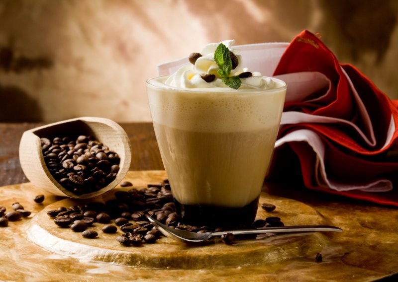 Sanjate o kremastoj kavi kakvu ste ispijali u omiljenom kafiću? Priprema u kućnoj radinosti postala je viralni hit, a sve zbog ovog recepta