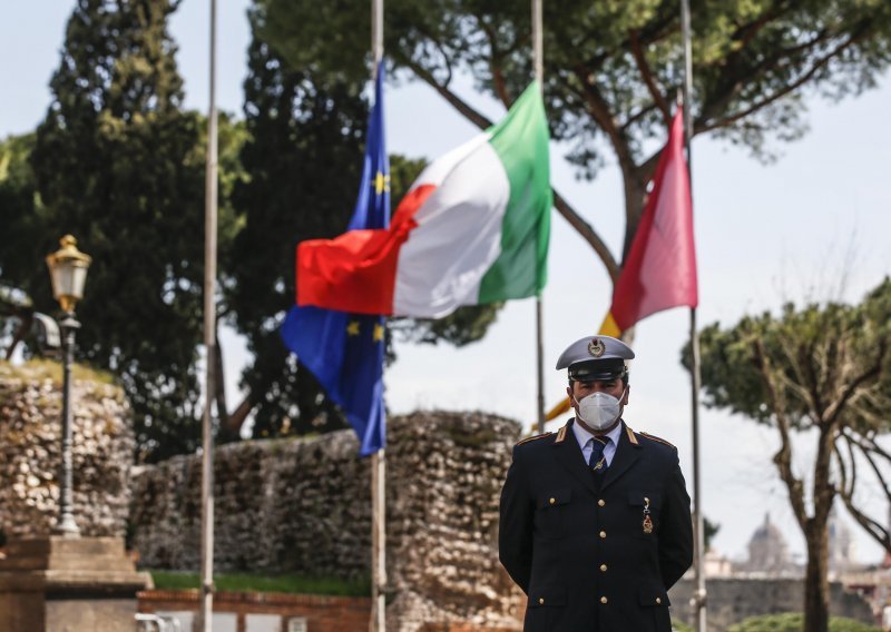 Italija minutom šutnje i zastavama na pola koplja odala počast žrtvama koronavirusa