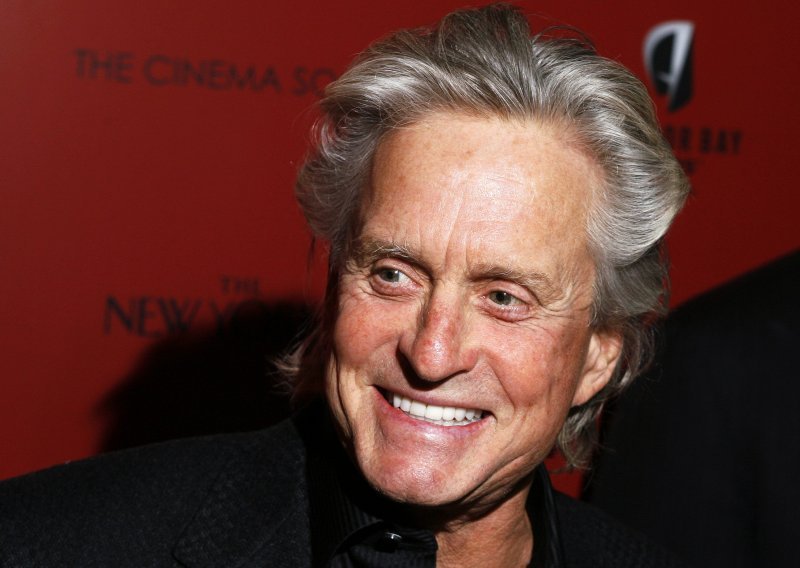 Michael Douglas bori se s rakom grla