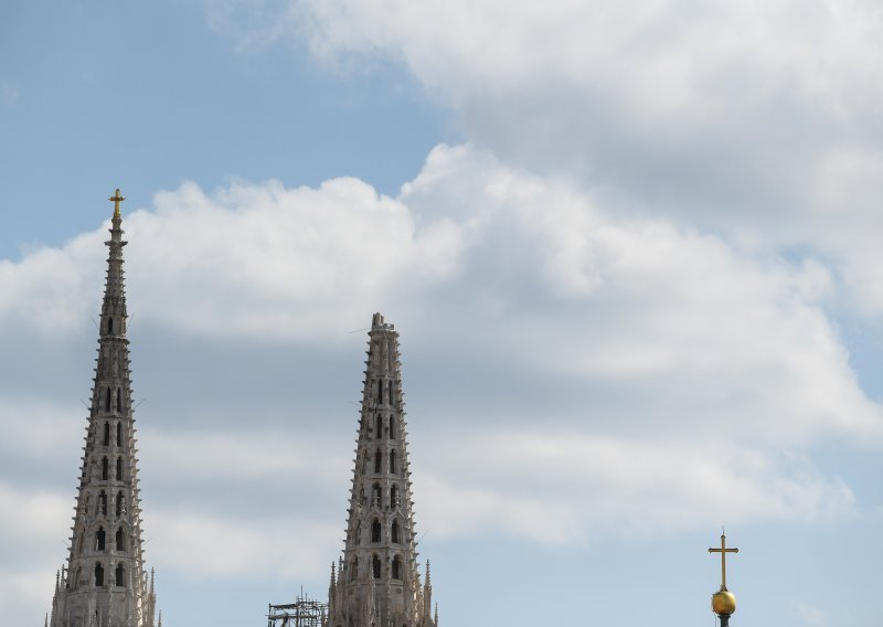 Katedrala ostaje i bez vrha drugog tornja: Južni je srušen, a sjeverni nije stabilan