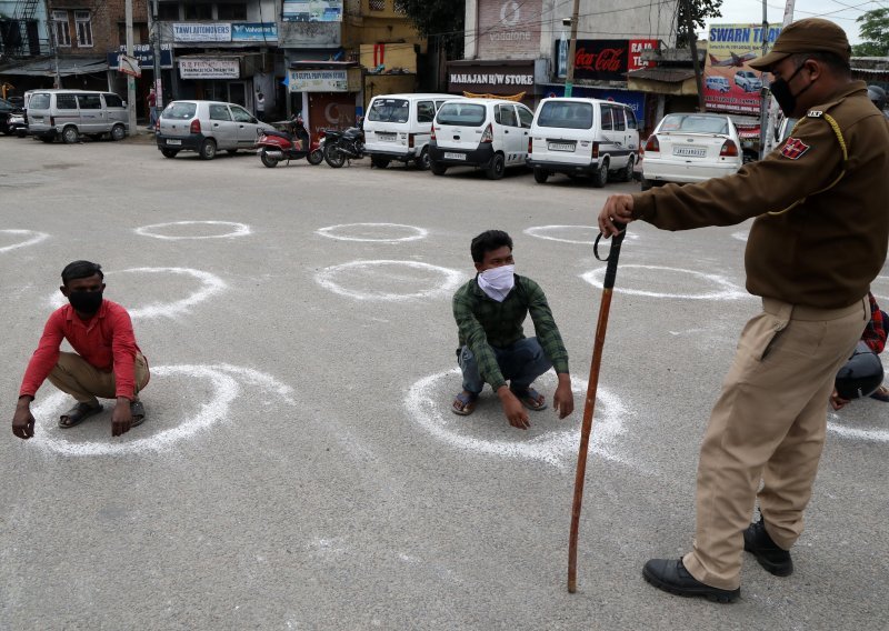 U Indiji policija mjere izolacije provodi sa smješkom i batinom