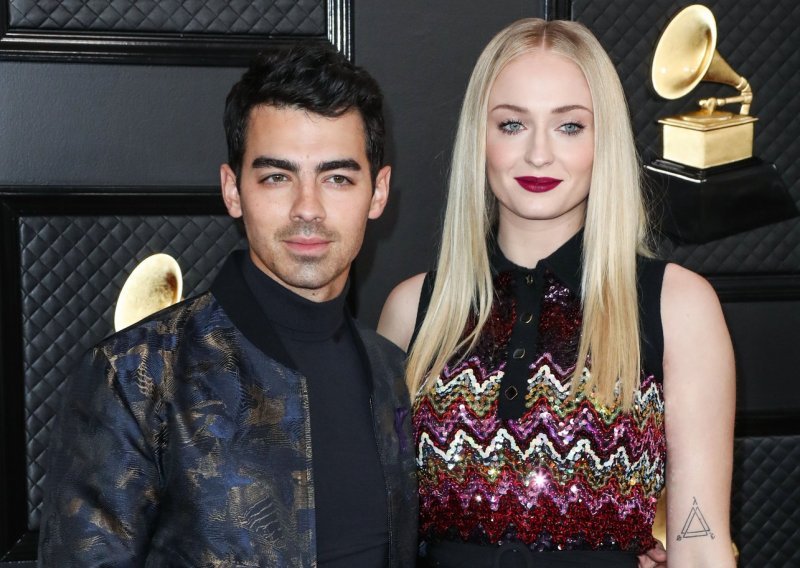 Sophie Turner zeza muža jer nosi traperice po kući