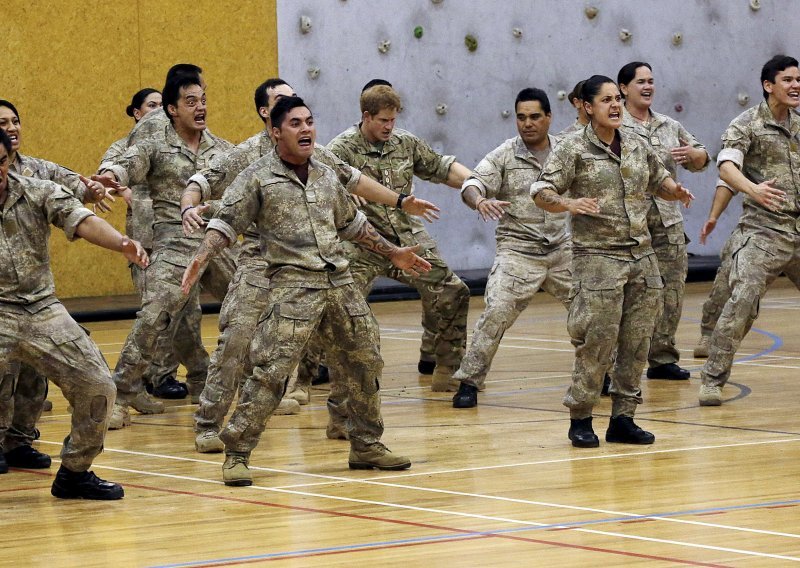 Princ Harry se ratničkim plesom oprostio od vojske