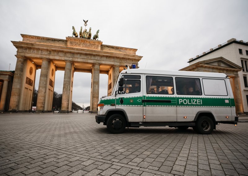 Amerikanci u Bangokoku zaplijenili 200.000 maski za berlinsku policiju, Njemačka poludjela