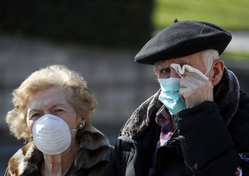 Koronavirus u domovima za umirovljenike: Samo ih sediraju pa koliko izdrže; tako oslobađaju mjesta na intenzivnoj njezi za mlađe