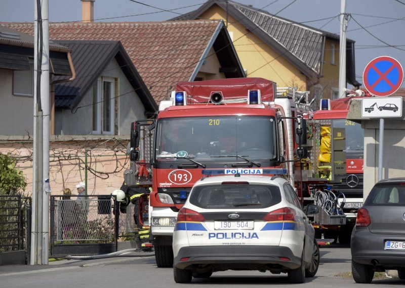 Buknuo požar na obiteljskoj kući u Požegi; vatrogasci na terenu