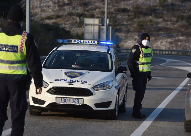 Prošao kroz crveno, izazvao prometnu nesreću i pješke pobjegao; policija ga je pronašla i ustanovila da od ranije ima zabranu vožnje