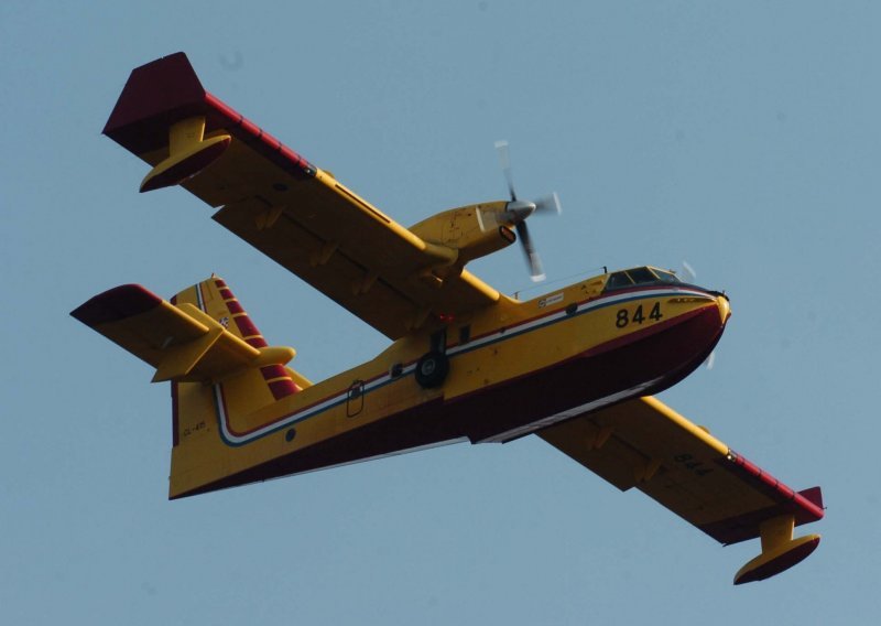 Požar kod Zadra gasi više od 20 vatrogasaca, kanader i Airtractor